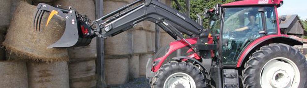 Le Valtra A114 est le plus gros tracteur de la ferme. Il effectue la plupart des travaux de manutention et sert également à la fenaison ou dans les champs. d.lehé